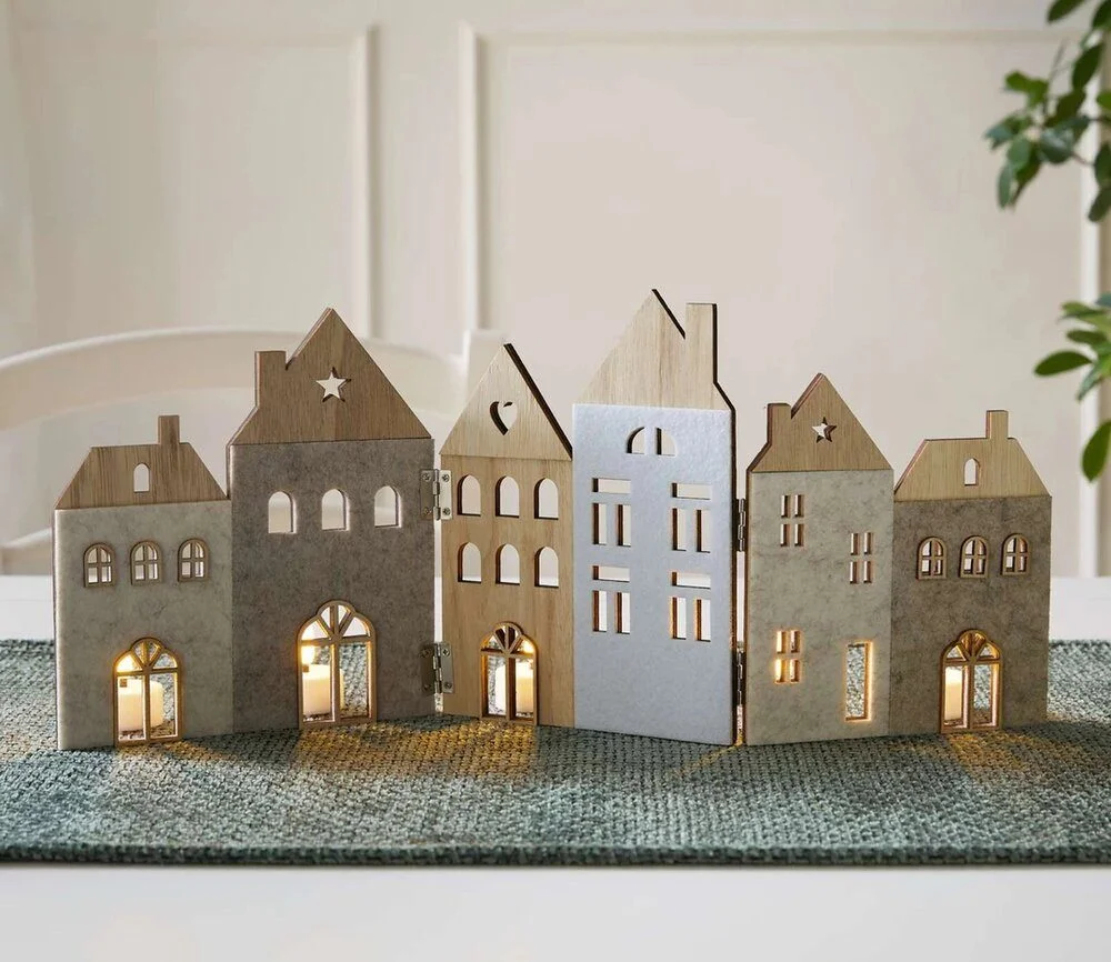 Deko-Häuserfront aus Holz – liebevolle Ganzjahresdeko für Fensterbank, Regal & Sideboard